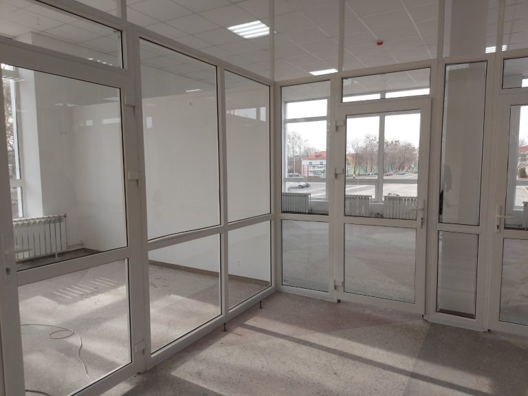 установка пластиковых дверей и перегородок