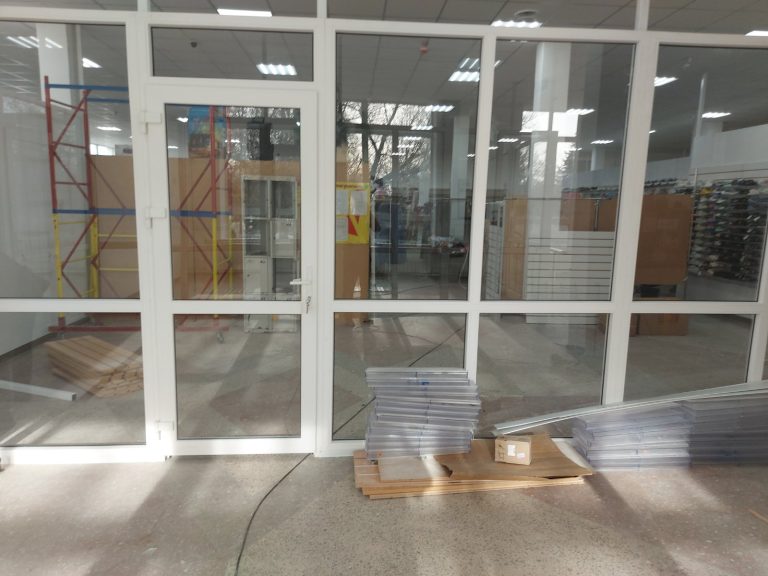 пластиковые двери и перегородки