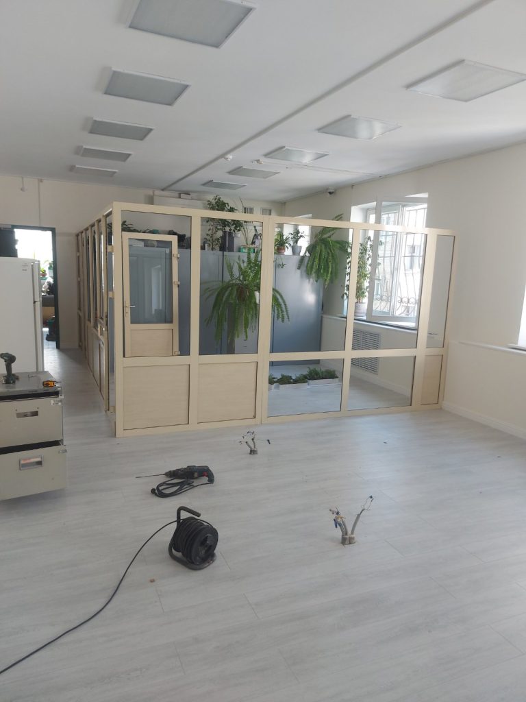 установка перегородок пвх в офис