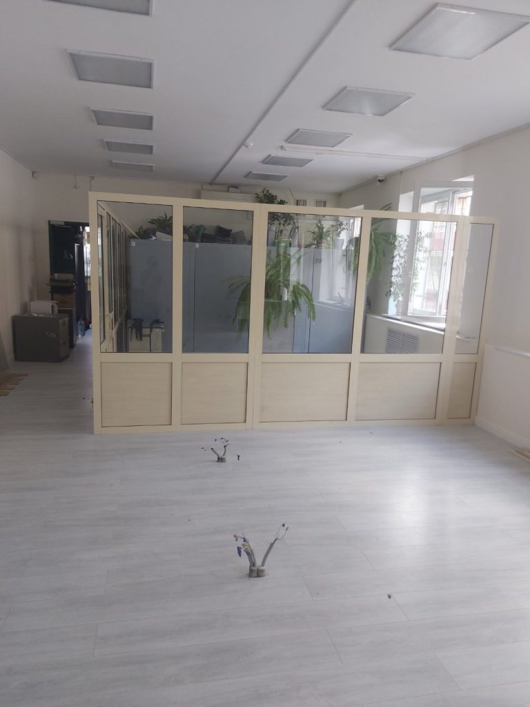 пластиковые перегородки для кабинета